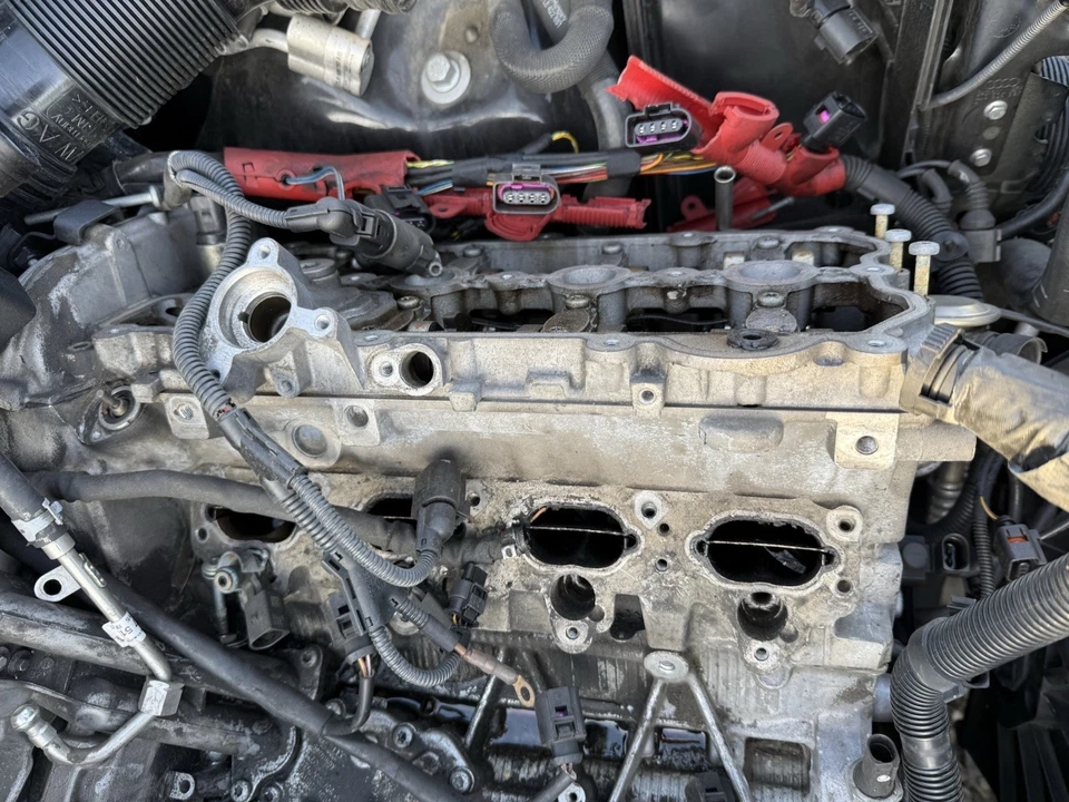 Левая и правая головка блока цилиндров полноприводного двигателя 2008 Audi Q7 Quattro 4,2 л V8 2007-2009 от оригинального производителя - Изображение 3 из 4