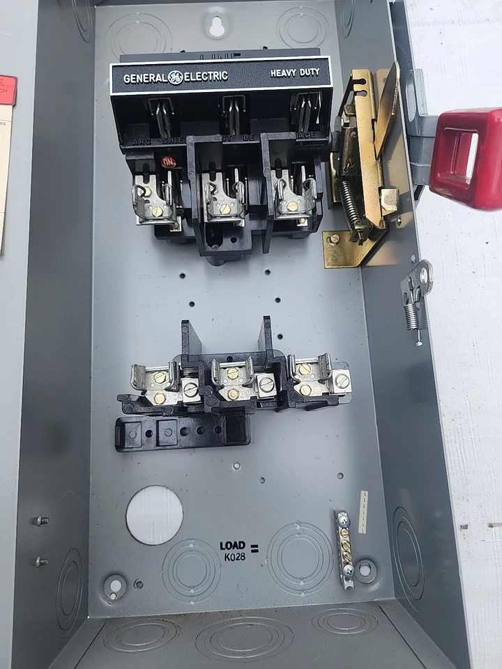 INTERRUPTOR DE DESCONEXIÓN TH3362 NEMA 1 FUSIBLE RESISTENTE 60 AMP 3 POLOS 600 VAC USADO Foto 3 de 3