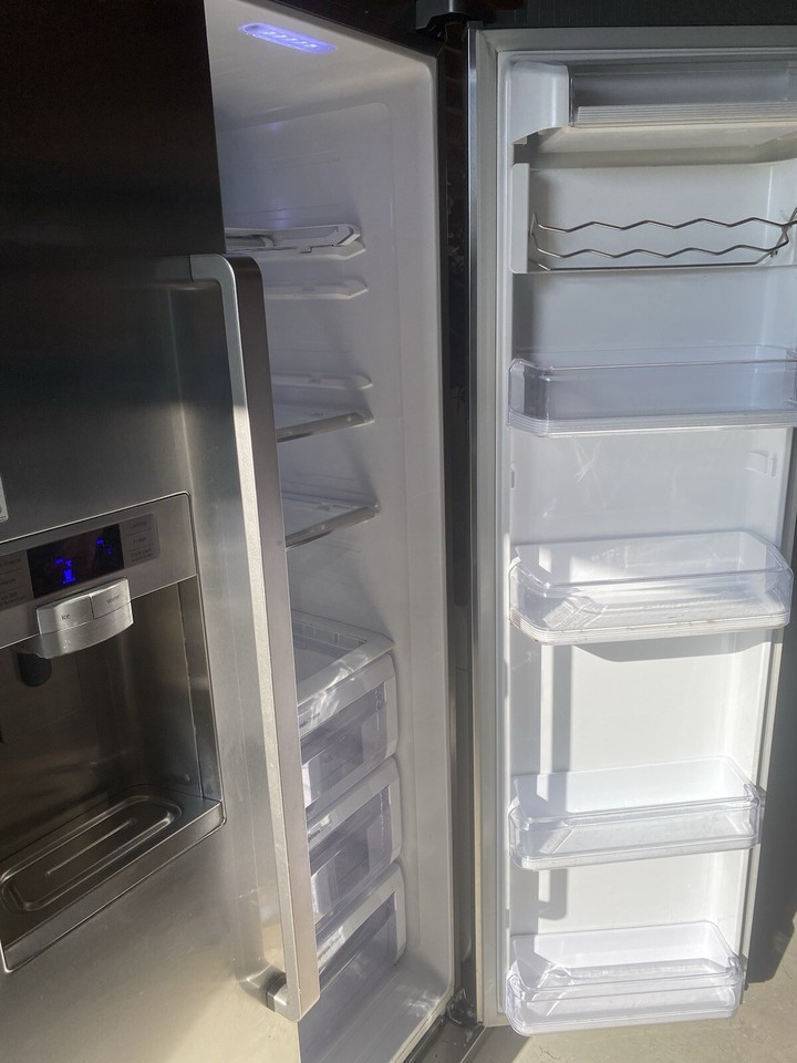 Samsung RSG5UCRS American Style Fridge Freezer With Ice & Water maker