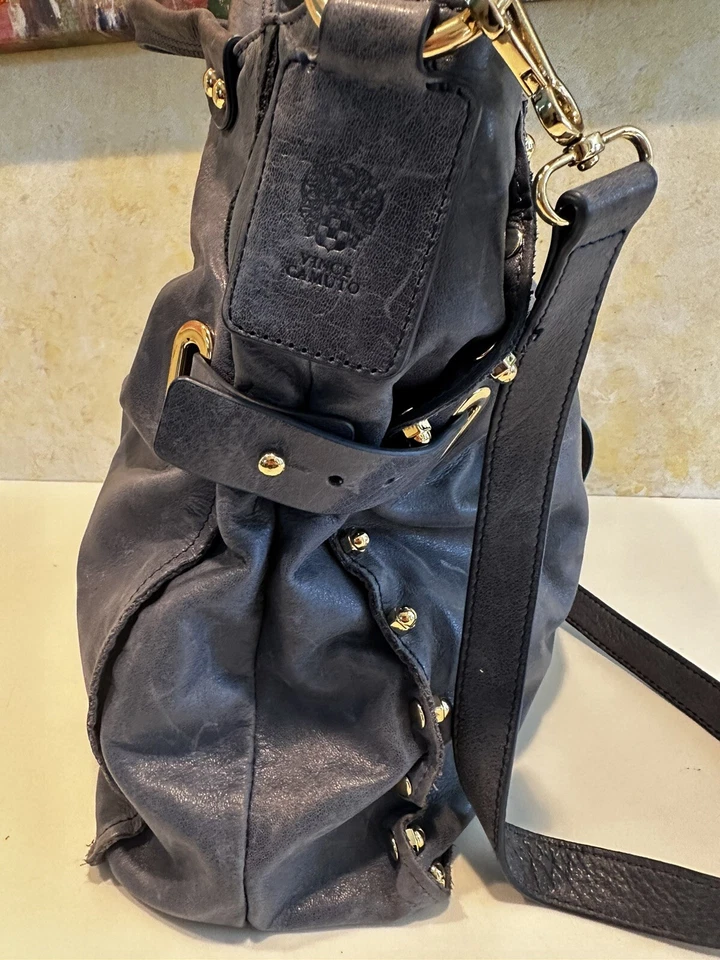 Hermoso bolso de mano/mensajero grande Vince Camuto azul denim  de cuero. 58 Foto 4 de 4