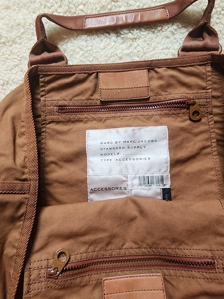 INCREÍBLE Marc by Marc Jacobs marrón difícil de encontrar Foto 3 de 4