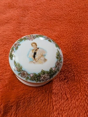 royal Caverswall China Trinket Box HM Queen Elizabeth II the Queen Mother - Image 1 of 4