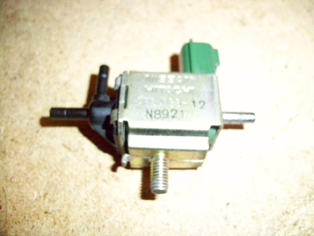 1995-98 Nissan Pathfinder Sentra Genuine VSV Vacuum Switch
