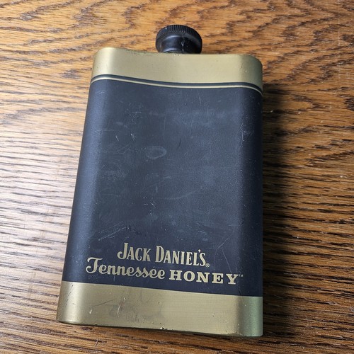 Jack Daniels Tennessee Honey Whiskey Small Curved 4 oz Pocket Flask -Black/ Gold - Picture 1 of 3