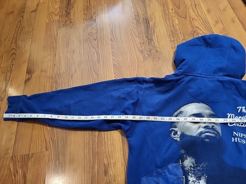 Sudadera con Capucha The Marathon Man Nipsey Hussle Pequeña LS Azul, Blanco Fuente Grande Gráfico - Imagen 6 de 6