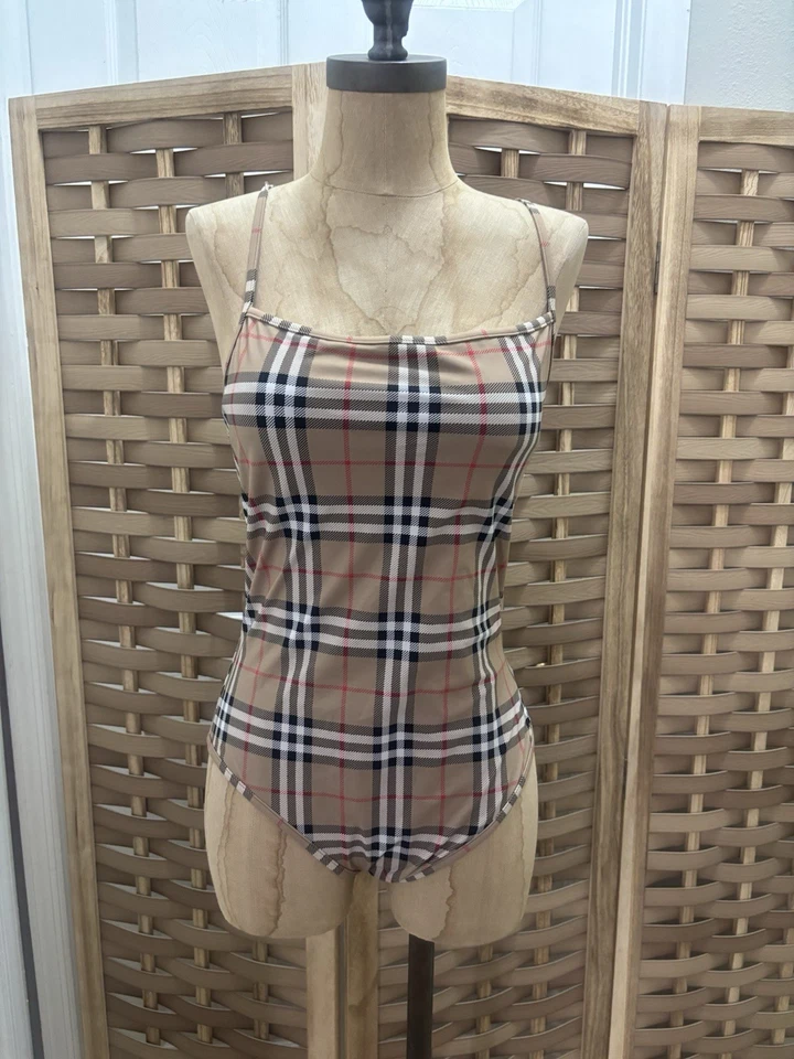 traje de baño burberry de una pieza Foto 2 de 4