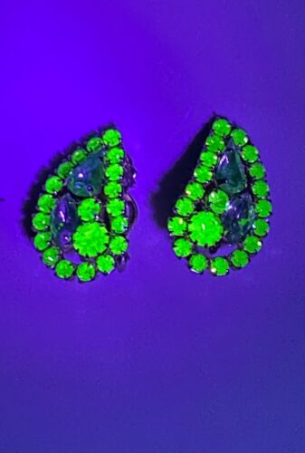 Vintage Signed WEISS Retro Green Rhinestone Uranium Glass Clip On Earrings