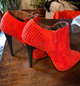 scarpe rosse aperte con tacco