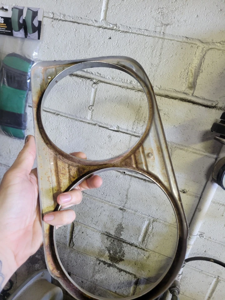 Datsun 510 1968 - 1973 pieza de rejilla faros bisel envolvente borde lado derecho Foto 3 de 3