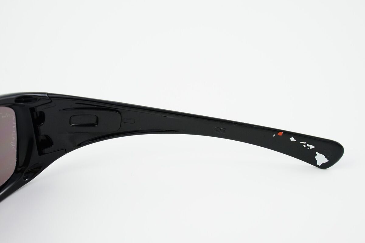 03-590 Oakley Hijinx Polished Black Bruce Irons/Grey 03-590 Oakley Hijinx Polished Black Bruce Irons/Grey