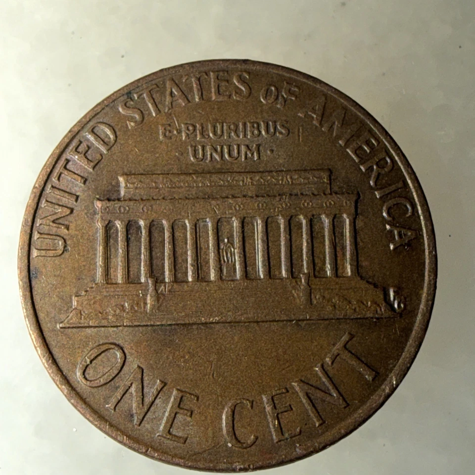 1973 Lincoln Penny / Rare (No Mint) The (F) in “OF” on rear of penny is misprint - Image 2 of 2