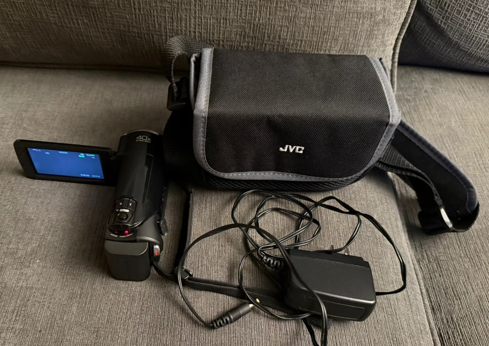JVC HD Everio 40x Optical Zoom GZ-HM3OBU With Charger Cable Carrying Case - Image 3 of 4