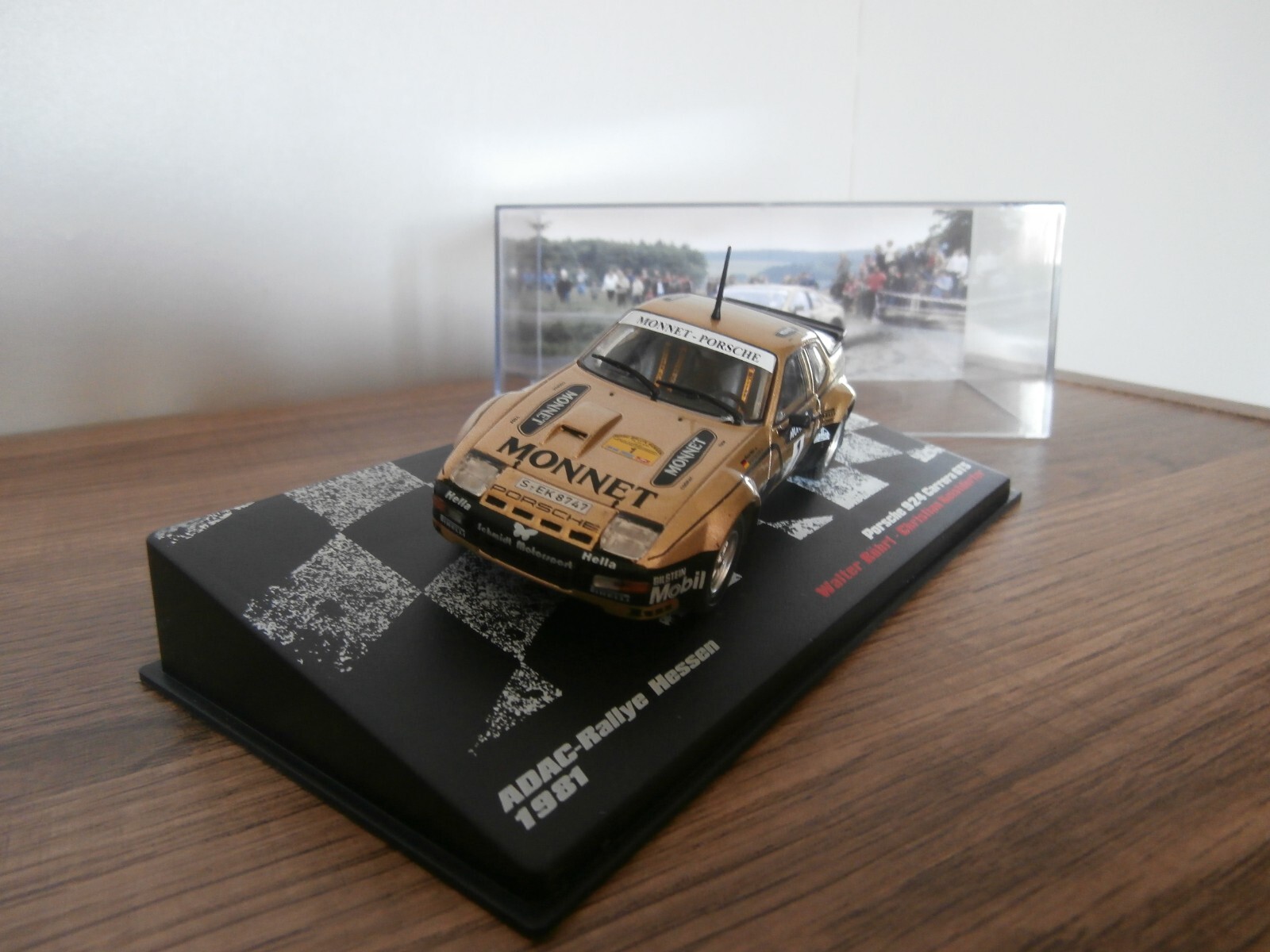 Porsche 924 Carrera GTS Rallye 1981 Röhrl 1/43 pour décoration bureau de passionné automobile
