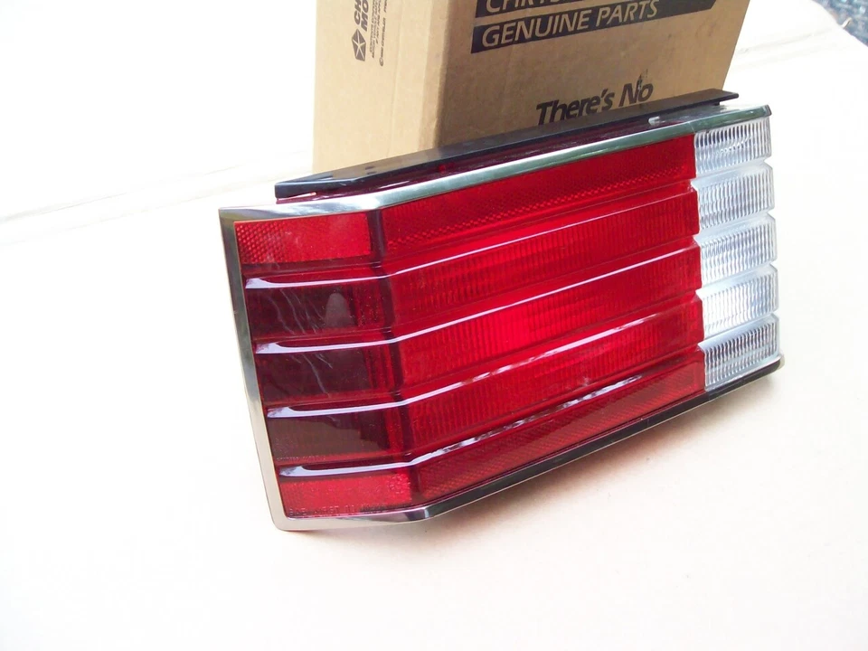 Nuevo de Lote Antiguo MoPar 1983 - 1989 Plymouth Horizon lado izquierdo MONTAJE DE LÁMPARA TRASERA 5207649 Foto 2 de 4