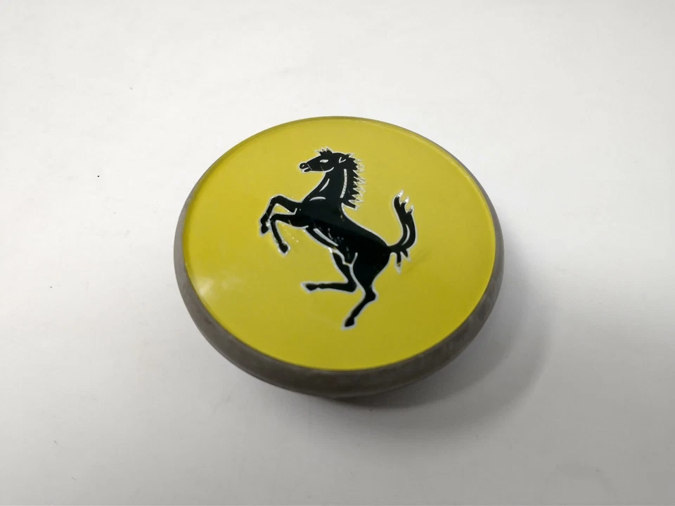 Оригинальный винтажный центральный колпак Ferrari 108947 от оригинального производителя для Testarossa Mondial - Изображение 3 из 4