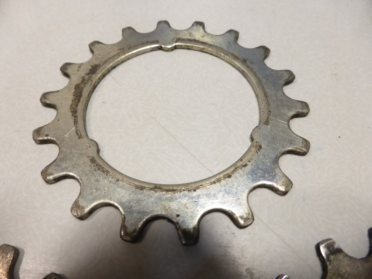 Vintage Cycle PIGNON FIXE 17 DENTS 54,5 / 72,5 mm A viser Int. 1970