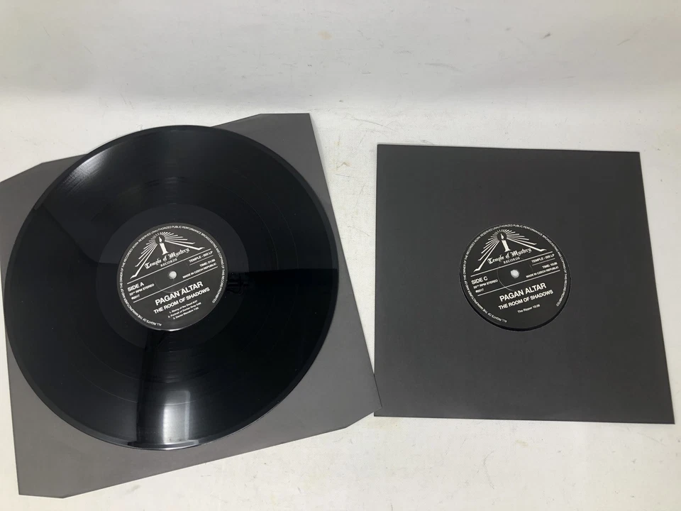 PAGAN ALTAR - The Room of Shadows - 2x 180g Black Vinyl Record w/ LE 10” Bonus Foto 3 de 4