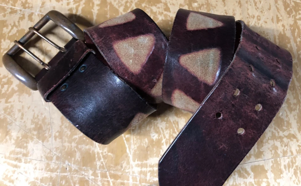 Cinturón de cuero de colección rojo óxido ancho con doble punta 32-34 y hebilla de latón hippie Foto 2 de 4