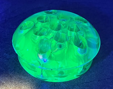 VINTAGE URANIUM LIME GREEN DEPRESSION GLASS GLOW 11 HOLE FLOWER FROG 3"