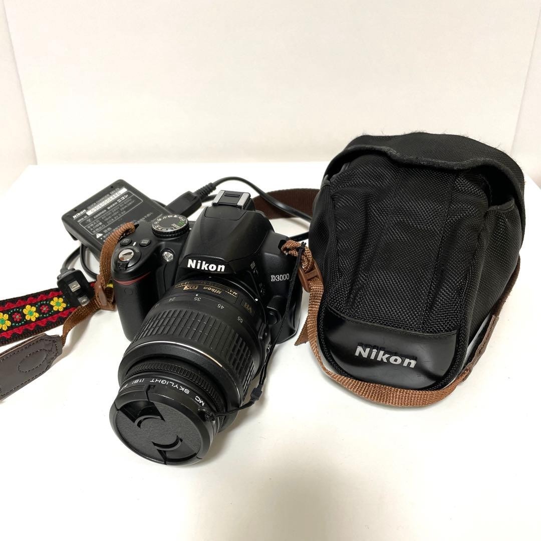 Nikon D3000 Digital SLR Camera Lens Kit (DX AF-S NIKKOR 18-55mm