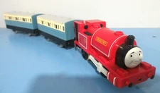 TOMY Trackmaster Thomas & Friends "SKARLOEY" 2005 w/ Coaches Motorized Train
