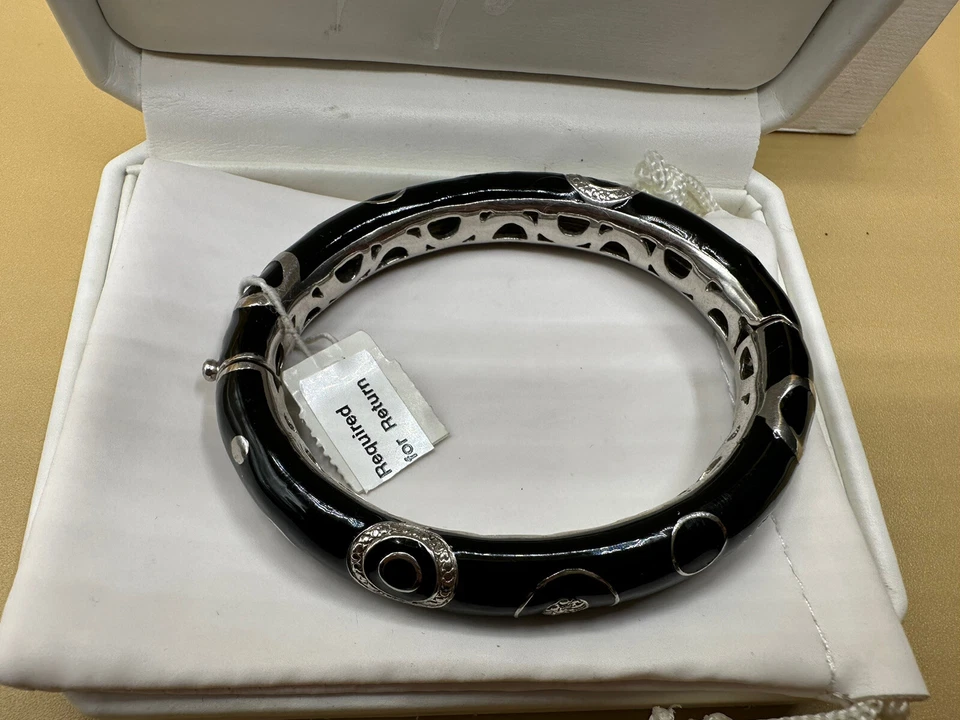 Pulsera ovalada de plata de ley y esmalte negro con cristal Foto 3 de 4