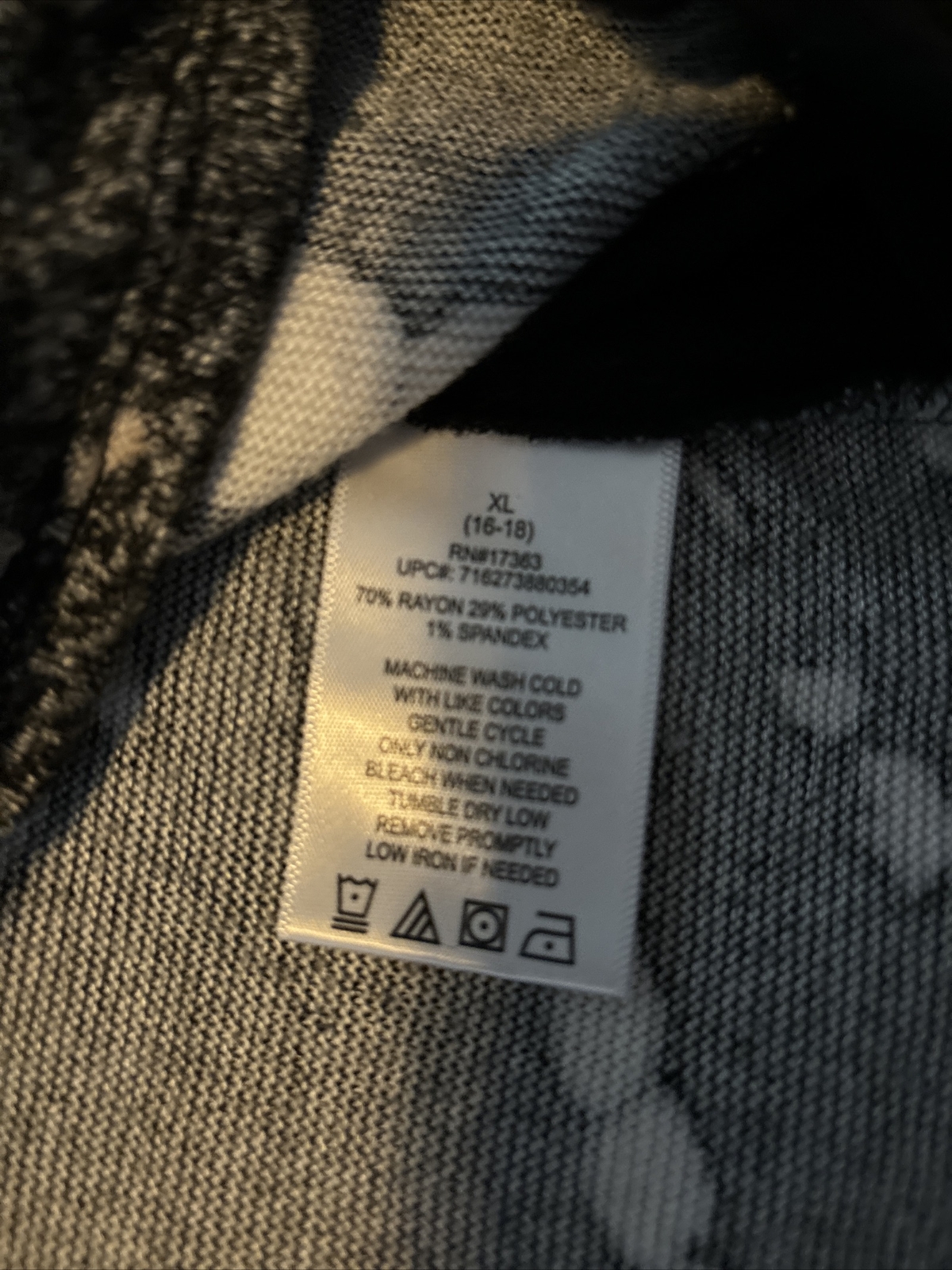 Woman’s XL DKNY Short Sleeve Bland And White Sweater