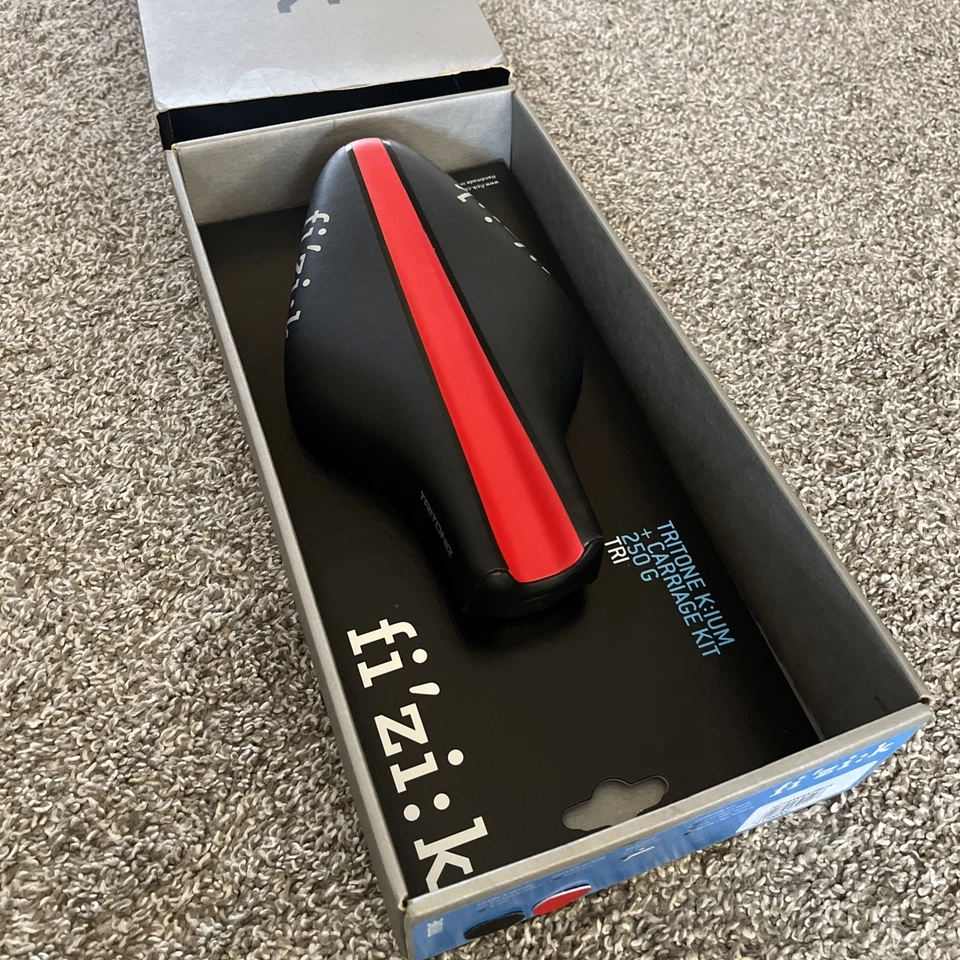 Sillín Fizik Tritone Tritlón contrarreloj rieles K:ium negro con rojo Foto 2 de 4