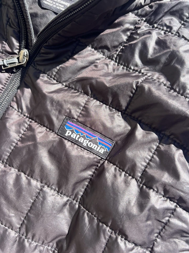 Chaleco Acolchado Patagonia Para Hombres Negro Nano Puff Aislado Talla Mediana Logo Matemático Foto 4 de 4