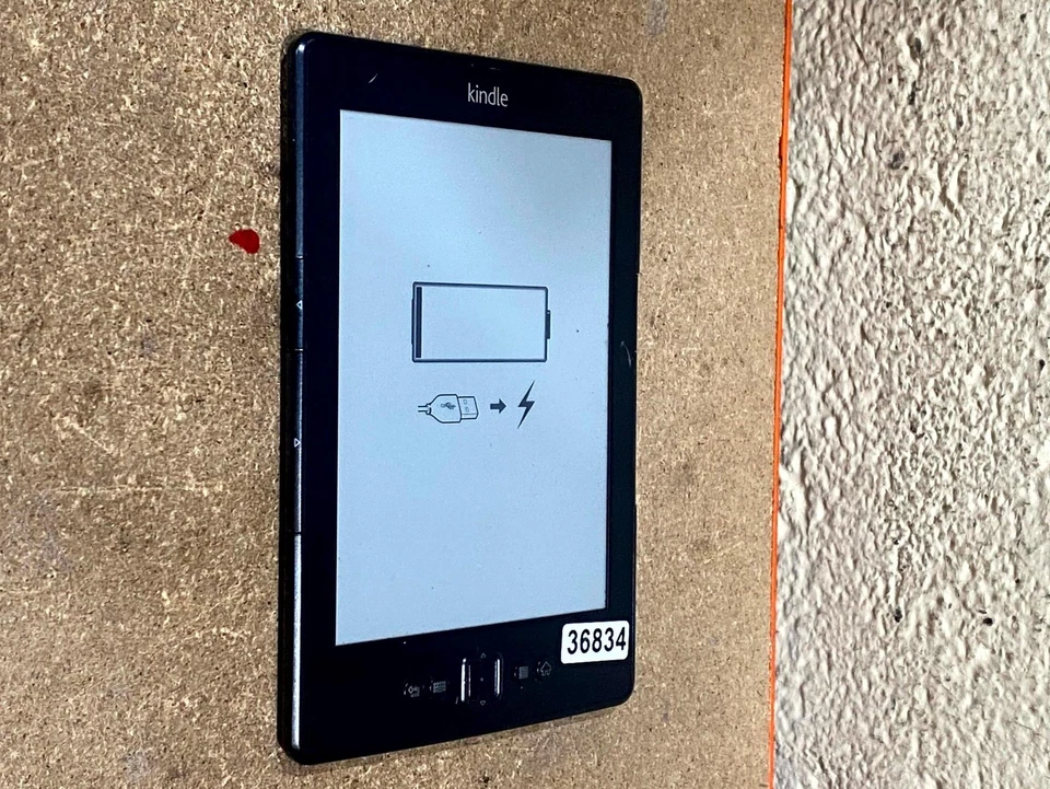 Amazon Kindle (4th Generation) D01100 eBook Reader Black Touchscreen Wi-Fi 500mA - Image 2 of 4