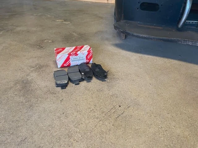 04465-AZ112 2000 TOYOTA ECHO Pastillas de freno delanteras genuinas Toyota cerámica Foto 3 de 4