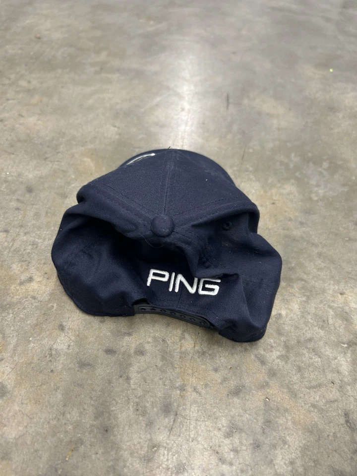 Gorra de béisbol PING Golf azul con logotipo blanco Tour ventilada Delta Foto 4 de 4