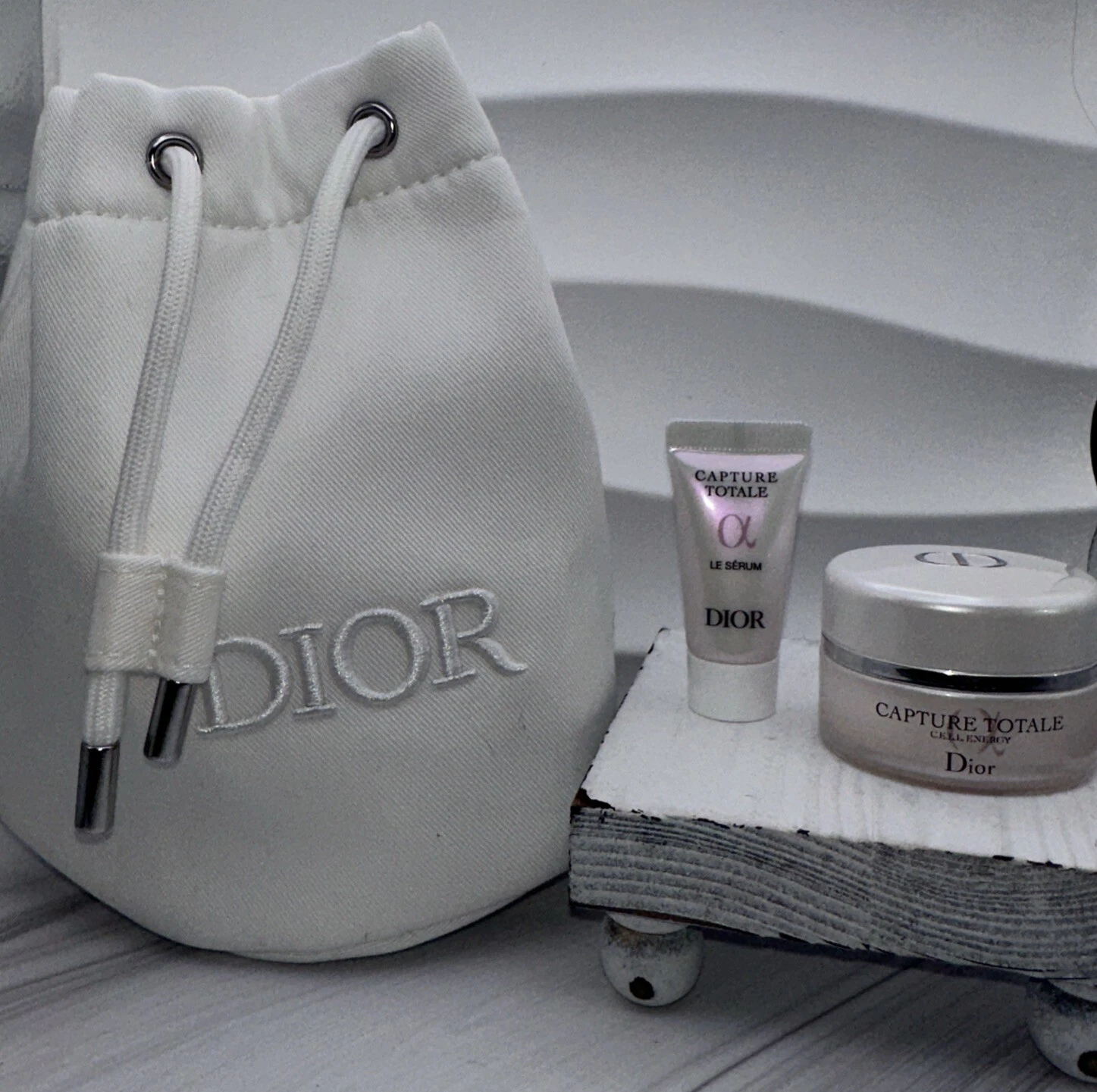 DIOR Capture Totale Set Découverte Soins de la Peau 2 Pièces + Sac Pochette à Cordon Blanc