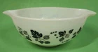 Vintage Pyrex Black and White Gooseberry #443 Cinderella 2½ Quart Bowl