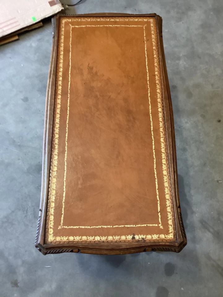 ПОТРЯСАЮЩИЙ ВИНТАЖНЫЙ КОРИЧНЕВЫЙ КОЖАНЫЙ ВЕРХНИЙ ЖУРНАЛЬНЫЙ СТОЛИК С НОЖКАМИ QUEEN ANNE Needs TLC - Изображение 2 из 4