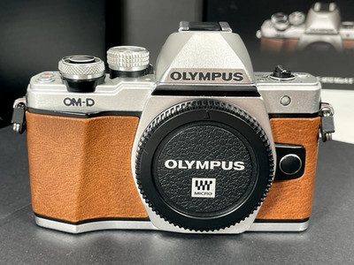 OM-D E-M10 Mark II Limited Edition braunes Leder - OHNE OBJEKTIV