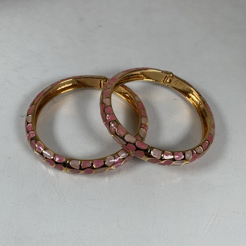 2 x Joan Rivers SIGNIERT Armreifen mit Scharnier Set rosa emailliert goldfarben stapelbar 7" - Bild 6 von 6