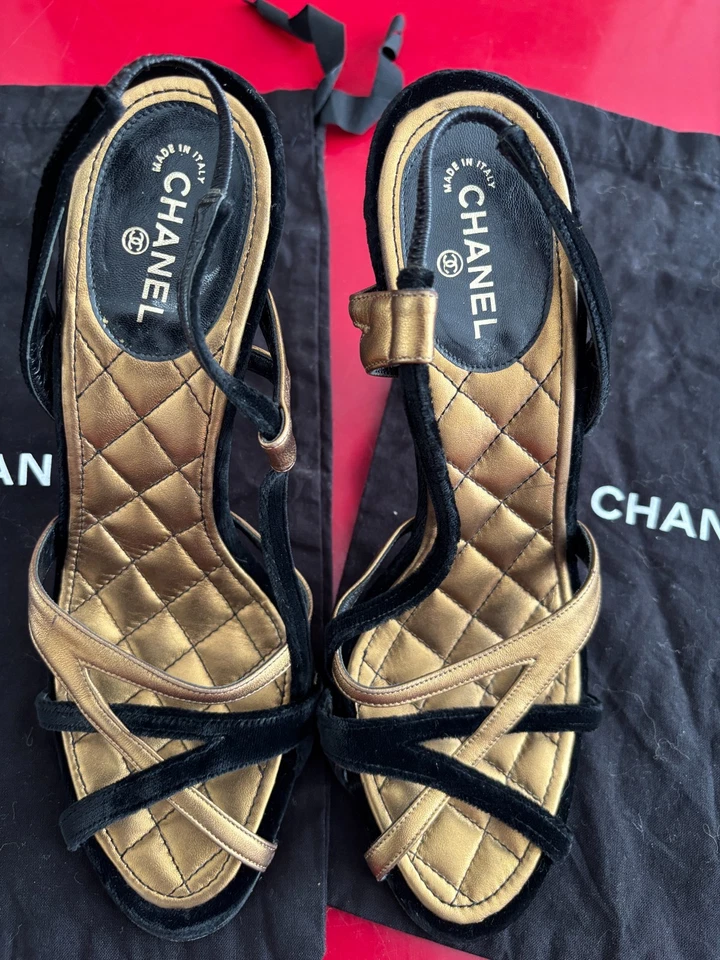 CHANEL Escarpins en velours noir et cuir doré Pointure 40 - Photo 1/4