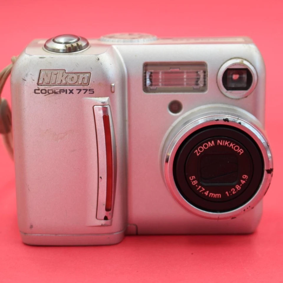 Lente NIKKOR ZOOM PLATEADA PROBADA PARA CÁMARA DIGITAL COMPACTA Nikon COOLPIX 775 Foto 3 de 4