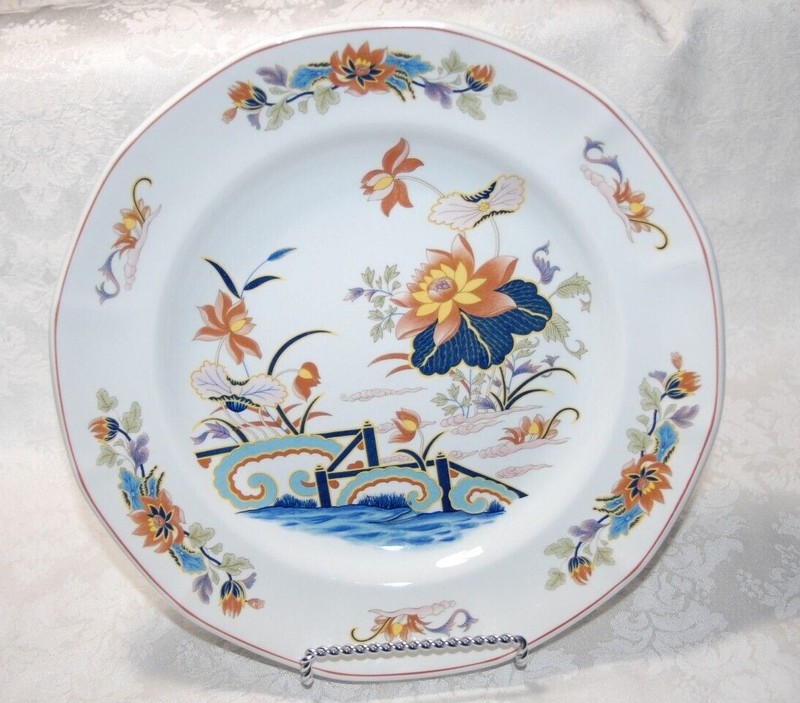 Wedgwood Lotus Plate Georgetown Collection 10 1/4 Inch Dinner Plate