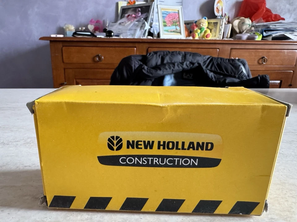 MEZZO DA LAVORO STRADALE NEW HOLLAND ESCAVATORE CINGOLI 1:87 NUOVO DA COLLEZIONE - Immagine 3 di 4
