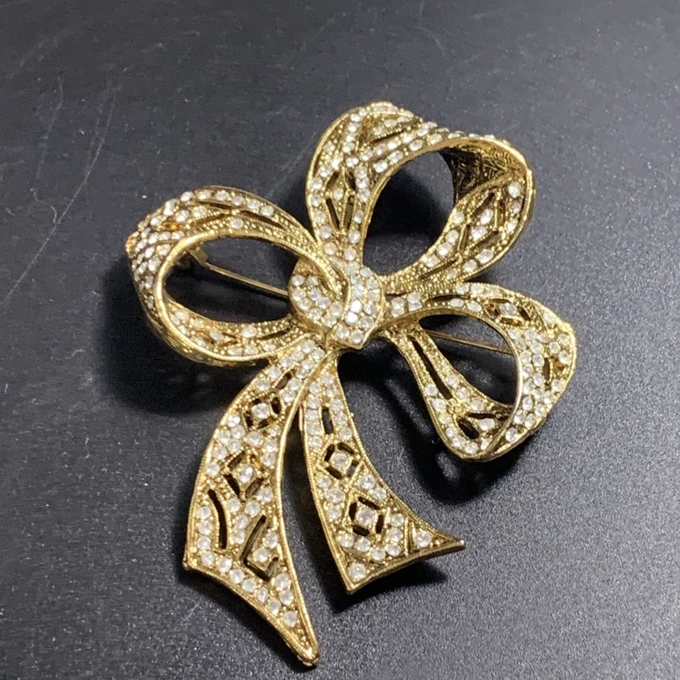 Juego de pendientes broche lazo grande filigrana 1928 Jewelry Company estrás de vidrio Foto 2 de 4