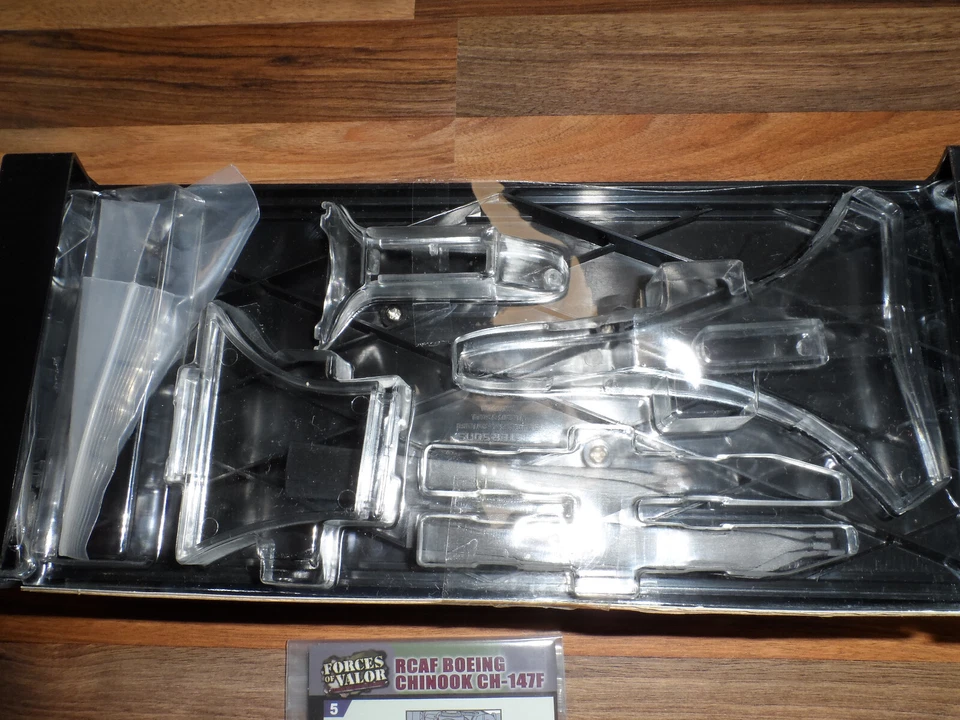 Forces of Valor 1/72 Scale 821005C-2 - RCAF Boeing Chinook CH-147F - Bild 3 von 4