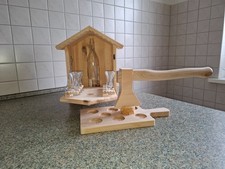 Zwitscherkasten, das besondere  Vogelhaus Kiefer inkl. Schnapsträger mit Axt