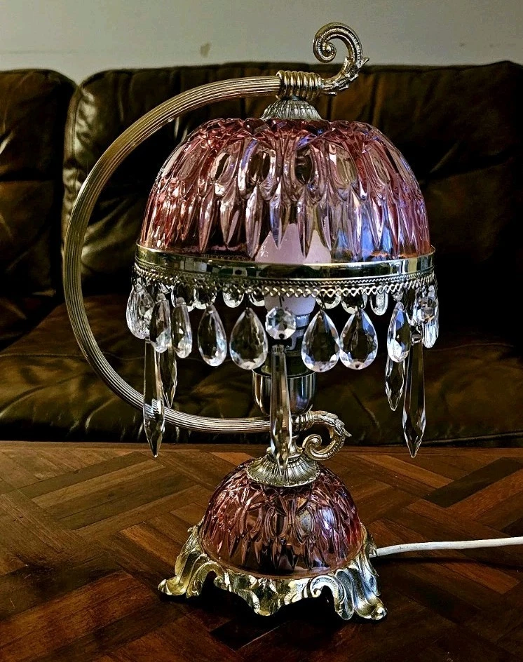 Antigua lámpara de escritorio francesa de los años 50 con base de latón y pantalla de cristal rosa Foto 4 de 4