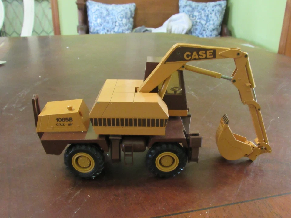 CONRAD #2962 1/35 CASE 1085 CRUZ-AIR - NIB - Image 4 of 4