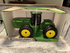 John Deere 8760 4-Wheel Drive Tractor with Duals Diecast 1/16 Ertl 5595