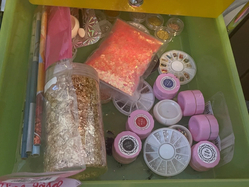 Salón de uñas completo/equipo y accesorios todo incluido. Nuevo y antiguo. Empieza ahora Foto 4 de 4