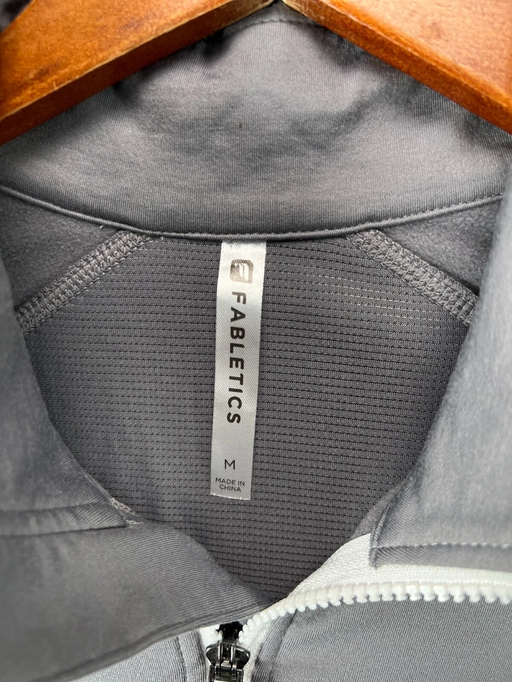 Chaqueta deportiva Fabletics para mujer gris medio blanco cremallera manga larga activa Foto 3 de 4