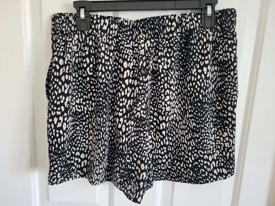 Calvin Klein Women’s Black White Animal Print Shorts Size Medium - Image 2 of 4